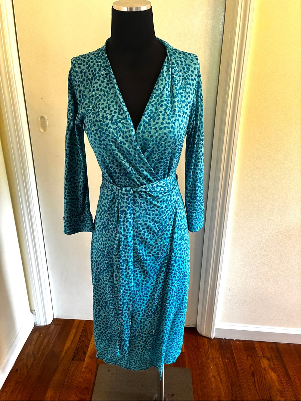 Diane Von Furstenberg Teal Wrap Dress size 6. 100 % silk. EUC